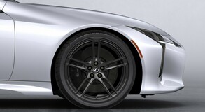 A repülőgépek világából érkező hátsó légterelő és egyéb finomságok: ezt hozza a Lexus LC új modelléve 