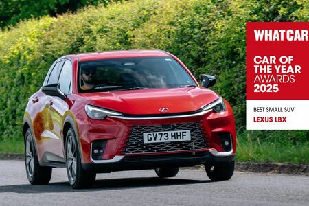 A Lexus LBX megkoronázta a káprázatos debütáló évét: a modell megőrizte a What Car? által odaítélt rangos, ’Az év kisméretű SUV’-ja címet