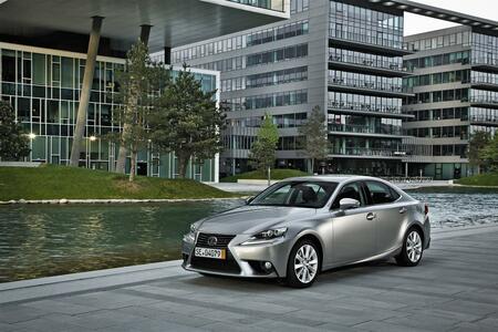 LEXUS SAMOCHODEM PREMIUM NA LATA. RENOMA POTWIERDZONA PRZEZ WŁAŚCICIELI AUT