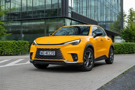 ROK LEXUSA LBX NA POLSKIM RYNKU. SPEKTAKULARNY SUKCES MIEJSKIEGO CROSSOVERA Z WYDAJNĄ HYBRYDĄ