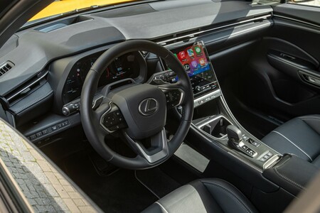 LEXUS LBX WYRÓŻNIONY W PLEBISCYCIE BEST CARS OF THE YEAR 