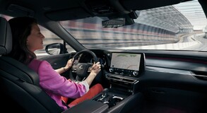Megáll, ha a sofőr nem képes rá: ötcsillagos biztonságot nyújt a vadonatúj Lexus RX