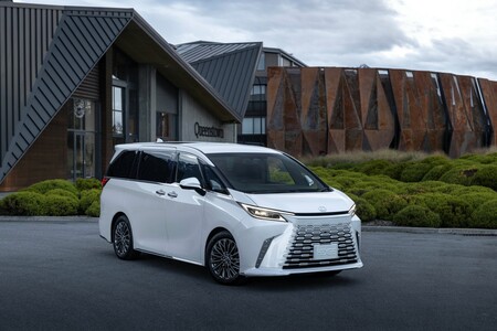 LEXUS LM ODMIENIŁ KOMFORT PODRÓŻY DLA PASAŻERÓW VIP