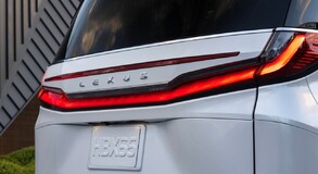 LEXUS LM ODMIENIŁ KOMFORT PODRÓŻY DLA PASAŻERÓW VIP