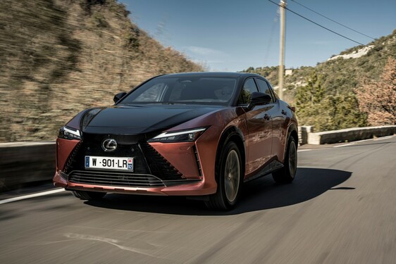 LEXUS RZ 450e Z INNOWACYJNYM NAPĘDEM DIRECT4 I NOWOCZESNYMI TECHNOLOGIAMI WE WNĘTRZU