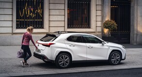 LEXUS UX Z NOWYMI MULTIMEDIAMI, POPRAWIONYM UKŁADEM JEZDNYM I Z WIĘKSZYMI MOŻLIWOŚCIAMI KONFIRGURACJI