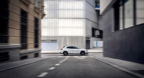 LEXUS UX Z NOWYMI MULTIMEDIAMI, POPRAWIONYM UKŁADEM JEZDNYM I Z WIĘKSZYMI MOŻLIWOŚCIAMI KONFIRGURACJI