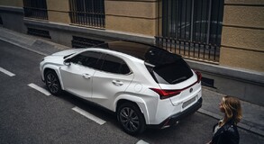 LEXUS UX Z NOWYMI MULTIMEDIAMI, POPRAWIONYM UKŁADEM JEZDNYM I Z WIĘKSZYMI MOŻLIWOŚCIAMI KONFIRGURACJI