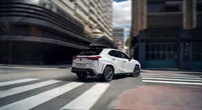 LEXUS UX Z NOWYMI MULTIMEDIAMI, POPRAWIONYM UKŁADEM JEZDNYM I Z WIĘKSZYMI MOŻLIWOŚCIAMI KONFIRGURACJI