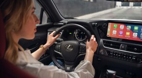 LEXUS UX Z NOWYMI MULTIMEDIAMI, POPRAWIONYM UKŁADEM JEZDNYM I Z WIĘKSZYMI MOŻLIWOŚCIAMI KONFIRGURACJI