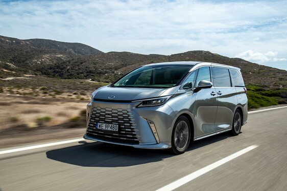 LEXUS WPROWADZA LEASING 100% DLA MODELU LM