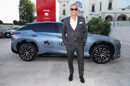 LEXUS NA CZERWONYM DYWANIE PODCZAS 81. MIĘDZYNARODOWEGO FESTIWALU FILMOWEGO W WENECJI
