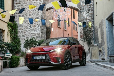 LEXUS MARKĄ NR 1 WŚRÓD KLIENTÓW INDYWIDUALNYCH. NX I ES ZE WZROSTAMI, LBX LIDEREM SEGMENTU