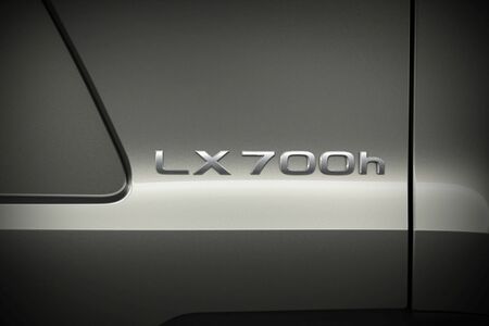 NOWA HYBRYDA DEBIUTUJE W LEXUSIE LX. STAŁY NAPĘD 4X4 I INNOWACYJNE ROZWIĄZANIA