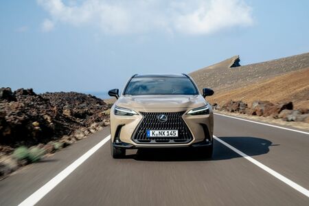 A járt utak elhagyására csábít a Lexus NX Overtrail 