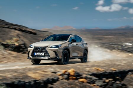 A járt utak elhagyására csábít a Lexus NX Overtrail 
