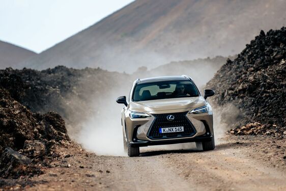 NOWY LEXUS NX OVERTRAIL. BESTSELLEROWY SUV W WERSJI, KTÓRA UMOŻLIWIA JAZDĘ W TERENIE