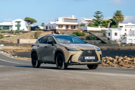 NOWY LEXUS NX OVERTRAIL. BESTSELLEROWY SUV W WERSJI, KTÓRA UMOŻLIWIA JAZDĘ W TERENIE