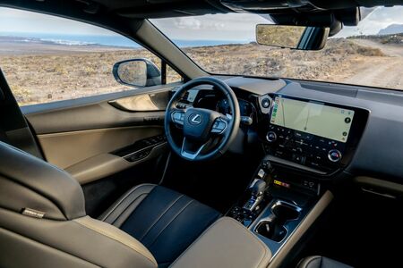 NOWY LEXUS NX OVERTRAIL. BESTSELLEROWY SUV W WERSJI, KTÓRA UMOŻLIWIA JAZDĘ W TERENIE