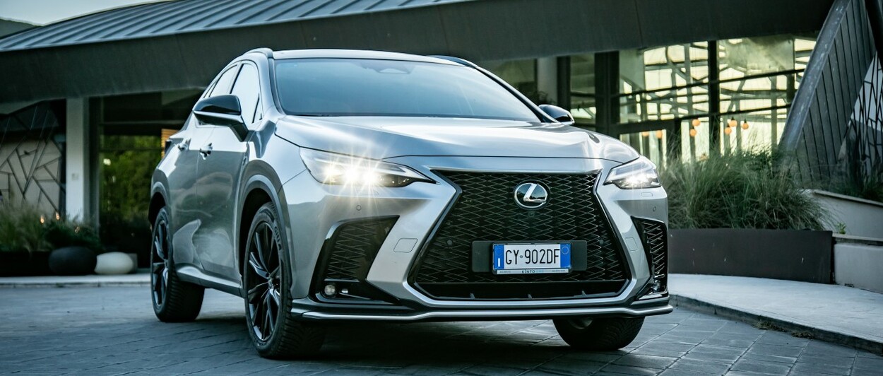 LEXUS MARKĄ NR 1 WŚRÓD KLIENTÓW INDYWIDUALNYCH. NX I ES ZE WZROSTAMI, LBX LIDEREM SEGMENTU