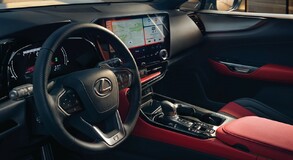 A ló és lovasának egységét idézi a vadonatúj Lexus NX pilótafülkéje