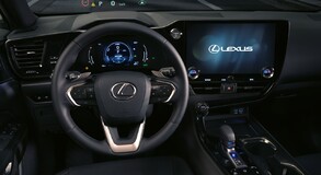 A ló és lovasának egységét idézi a vadonatúj Lexus NX pilótafülkéje