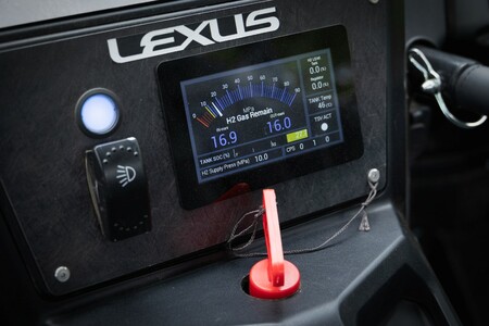 PROTOTYPOWY LEXUS ROV Z INNOWACYJNĄ POWŁOKĄ PRZEDNIEJ SZYBY. PIERWSZE TAKIE ROZWIĄZANIE NA ŚWIECIE