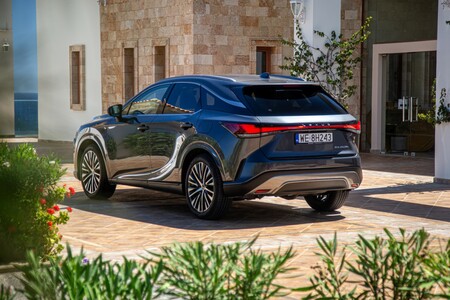 RX W NOWEJ OFERCIE SPECJALNEJ. FLAGOWY SUV LEXUSA OD 297 600 ZŁ