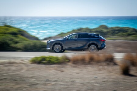 LEXUS NX LIDEREM KLASY PREMIUM W MAJU. LBX Z DEBIUTEM W TOP 10