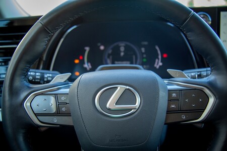 LEXUS RX Z NISKĄ DOPŁATĄ DO DYNAMICZNEJ I WYDAJNEJ HYBRYDY PLUG-IN