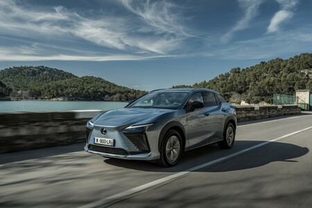 CO DRUGI LEXUS SPRZEDAWANY NA ŚWIECIE MA ZELEKTRYFIKOWANY NAPĘD