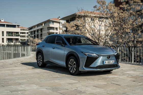 ELEKTRYCZNY LEXUS RZ Z NOWYM NAPĘDEM O WIĘKSZYM ZASIĘGU