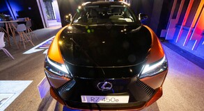 Lexus RZ comic Salva Espin