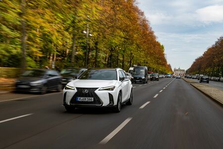 LEXUS UMACNIA POZYCJĘ W KLASIE PREMIUM. NX NAJCHĘTNIEJ WYBIERANYM AUTEM MARKI