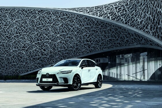 LEXUS RX Z 2025 ROKU MODELOWEGO Z LEPSZYM WYPOSAŻENIEM I JESZCZE LEPIEJ WYCISZONYM WNĘTRZEM