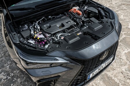 LEXUS SPRZEDAŁ W POLSCE JUŻ PONAD 20 TYS. EGZEMPLARZY MODELU NX