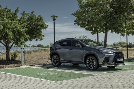 LEXUS NX 450H+ NAJLEPSZYM DUŻYM SUV-EM Z NAPĘDEM PLUG-IN HYBRID