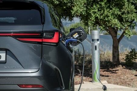 LEXUS SPRZEDAŁ W POLSCE JUŻ PONAD 20 TYS. EGZEMPLARZY MODELU NX