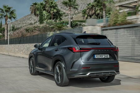 LEXUS NX LIDEREM KLASY PREMIUM W MAJU. LBX Z DEBIUTEM W TOP 10
