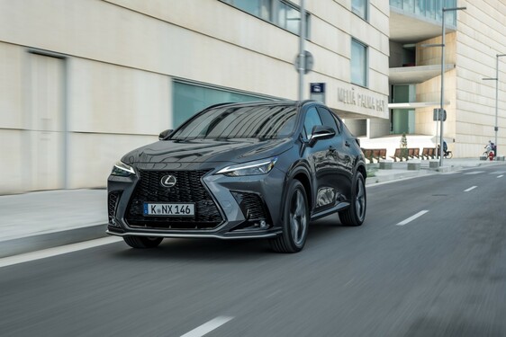 LEXUS NX LIDEREM KLASY PREMIUM W MAJU. LBX Z DEBIUTEM W TOP 10