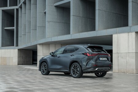 LEXUS NX 450H+ NAJLEPSZYM DUŻYM SUV-EM Z NAPĘDEM PLUG-IN HYBRID