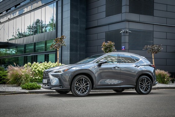 LEXUS Z REKORDOWĄ SPRZEDAŻĄ W EUROPIE. 90% TO AUTA ZELEKTRYFIKOWANE