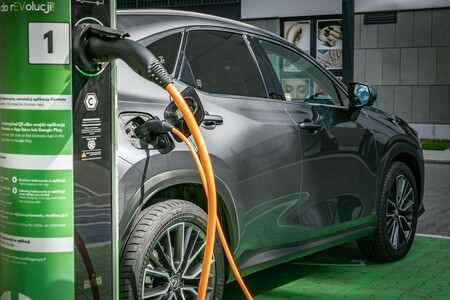 TRZECI ROK Z RZĘDU LEXUS NX 450h+ NAJLEPSZĄ DUŻĄ HYBRYDĄ PLUG-IN W CARBUYER AWARDS