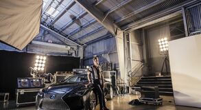 JUDE LAW UTÁNT MARK RONSONT IS LEIGAZOLTA A LEXUS