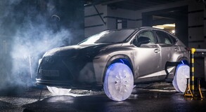 Lexus na lodowych kołach