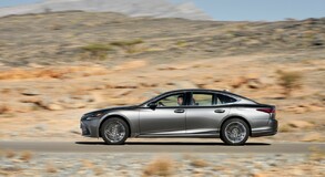 A Lexus mint mindenben, a fényezésben is a tökéletességre törekszik 
