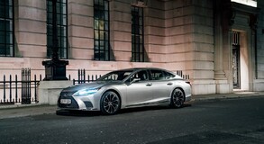 A Lexus mint mindenben, a fényezésben is a tökéletességre törekszik 