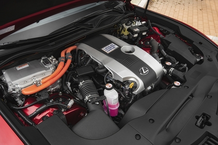 LEXUS RC SKOŃCZYŁ 10 LAT. PIERWSZE COUPE Z NAPĘDEM HYBRYDOWYM I WERSJA RC F Z SILNIKIEM V8 