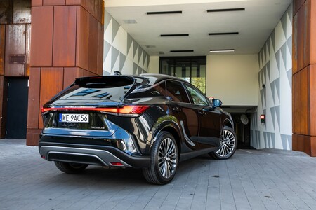 LEXUS NAJCZĘŚCIEJ WYBIERANĄ MARKĄ PREMIUM PRZEZ KLIENTÓW INDYWIDUALNYCH. NX I LBX Z MOCNĄ POZYCJĄ