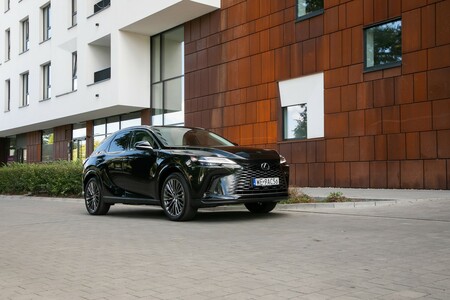 INTELIGENTNY NAPĘD 4X4 E-FOUR LEXUSA. WYSOKI KOMFORT I NISKIE ZUŻYCIE PALIWA